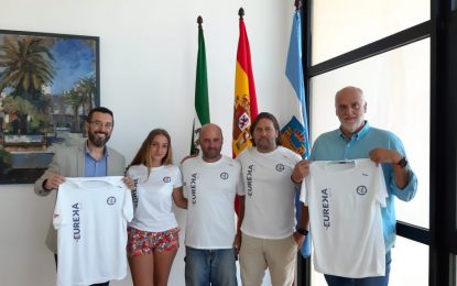 El alcalde recibe al equipo del Club Náutico que participará en el Campeonato del Mundo de J80