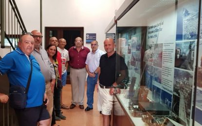 La concejal de Cultura acompaña a radioaficionados de ambos lados de la frontera en su visita a la exposición “La radio que burló el bloqueo de Gibraltar”