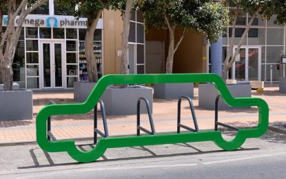 Nuevo portabicicletas con forma de automóvil en Europort Road, en Gibraltar