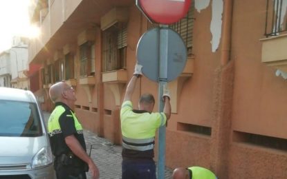 Operarios municipales proceden a la modificación de señales ante el cambio de dirección en las calles García Gutiérrez y Mariano de Cavia