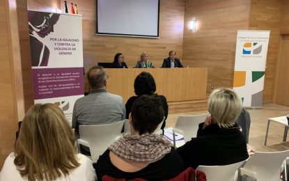 Eva Pajares inicia la charla del Instituto Andaluz de la Mujer sobre violaciones grupales