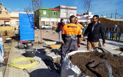 El alcalde destaca la apuesta por recuperar zonas degradadas en su visita a las obras de la plaza Chacón Vichino