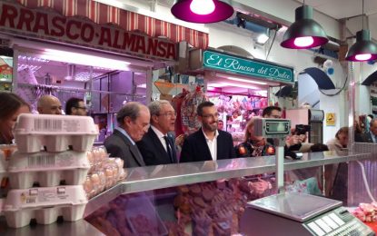 El consejero de Economía destaca la apuesta de la Junta de Andalucía por la modernización y uso de nuevas tecnologías en los mercados tradicionales