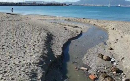 Verdemar Ecologistas en Acción denuncia una nueva fuga de aguas residuales en la playa de Poniente de La Línea