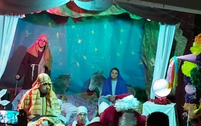 Sebastián Hidalgo visita una representación teatral sobre el belén en el colegio Virgen del Amparo