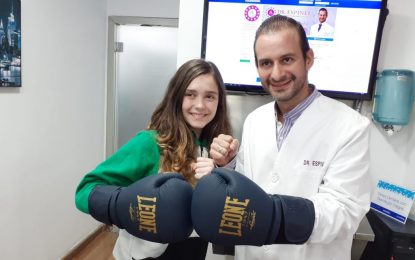 La boxeadora linense Luna María Mairena ha visitado esta tarde la Clínica de Doctor Espinel en calle Real