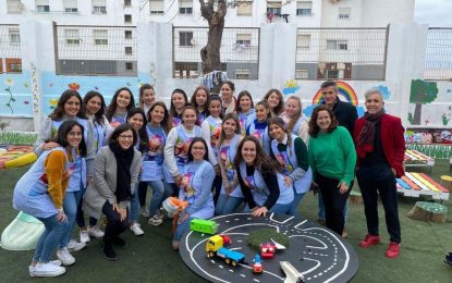 Hidalgo visita el IES Antonio Machado para conocer el nuevo jardín de infancia diseñado por alumnas del centro en colaboración con el Ayuntamiento