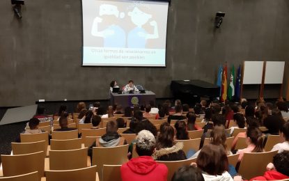Lucía Muñoz, del IES Virgen de la Esperanza, y Mª Carmen Ríos, del colegio Andalucía, ganadoras de los premios de relatos literarios y de dibujo por el Día Internacional de la Mujer