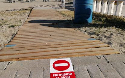 Operarios municipales colocan las señalizaciones de acceso y salida a las playas  contempladas en el Plan de Contingencia del Covid-19