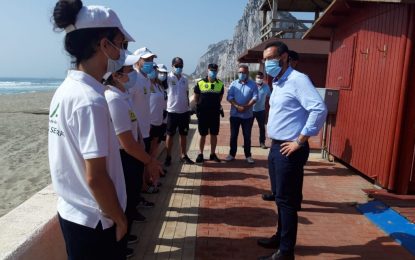 El alcalde agradece a la Junta el refuerzo de la vigilancia en las playas linenses , siendo el segundo municipio de Cádiz con mayor número de efectivos contratados