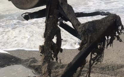 Retirada  de la playa de Levante una estructura metálica semienterrada   que representaba peligro para los bañistas