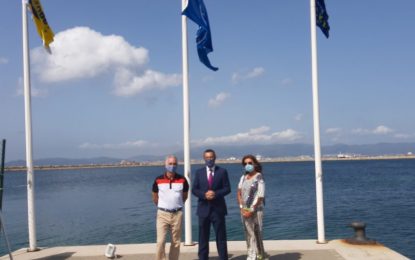 El alcalde asiste a la izada de la novena bandera azul  conseguida por el Puerto Deportivo Alcaidesa Marina