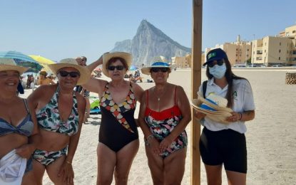 Playas entregó sombreros conmemorativos del 150 aniversario a los bañistas