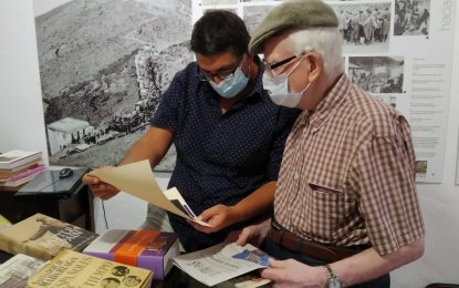 José Netto dona parte de su biblioteca personal a la Casa de la Memoria La Sauceda, en Jimena