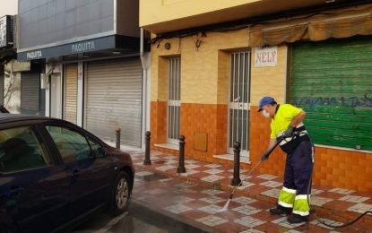 Limpieza acomete trabajos de desinfección en los bajos comerciales de Torres Quevedo y de baldeo nocturno en levante