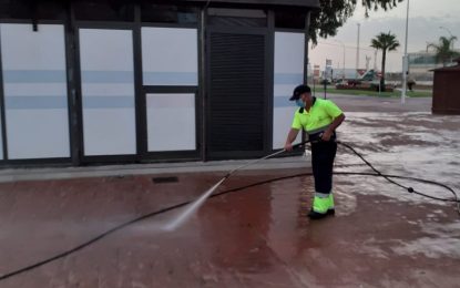 Limpieza acomete nuevos trabajos de desinfección en las oficinas de Turismo, paradas de taxis y cercanías de la Estación de Autobuses