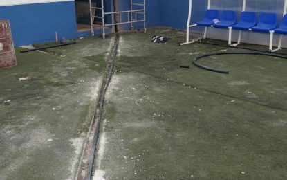 Deportes soluciona los problemas de baja presión del agua en el vestuario del campo de fútbol  Antonio Reyes