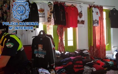 La Policía Nacional desmantela en La Línea de la Concepción un punto de venta con más de 1500 prendas de ropa falsificada de primeras marcas