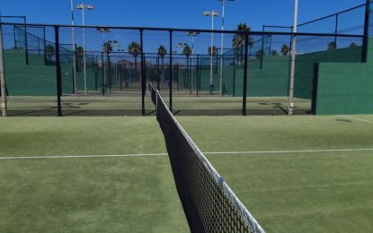 Deportes pone en marcha las escuelas municipales de pádel y tenis para adultos