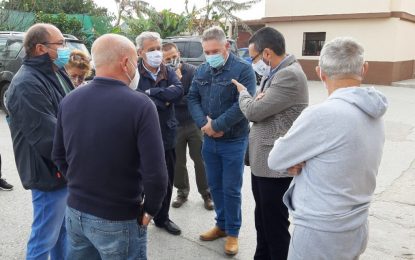 El alcalde explica a la asociación de vecinos Cristo del Mar   las actuaciones previstas en la barriada de la Atunara con fondos FEDER