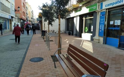 Acometida la plantación de nuevos árboles y equipamientos de aparca-bicicletas en la calle San Pablo tras finalizar la peatonalización del vial