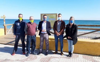 Juan Franco, Mario Fernández y Raquel Ñeco comprueban  la señalización de la segunda etapa del sendero europeo Arco Mediterráneo realizada por la Diputación de Cádiz