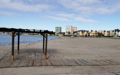 Playas inicia en Poniente la limpieza del litoral tras el temporal. Se han retirado 2.000 kilos de residuos