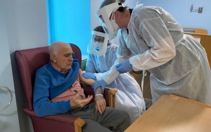 Un residente de 93 años, primer vacunado contra el Covid-19 en Gibraltar