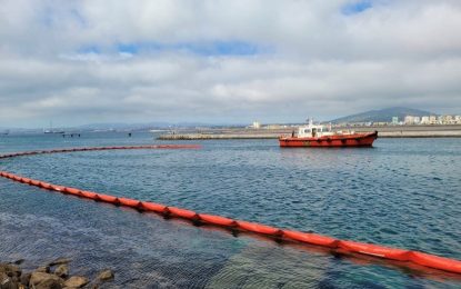 Continúan las labores de limpieza del vertido de combustible en el Puerto de Gibraltar