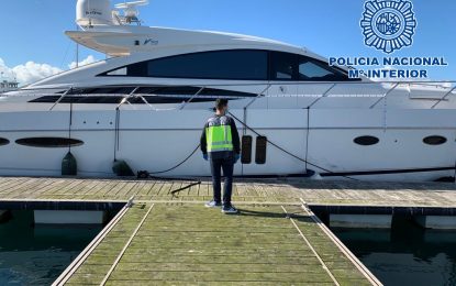 La Policía Nacional recupera en La Línea de la Concepción un yate de lujo robado en Francia