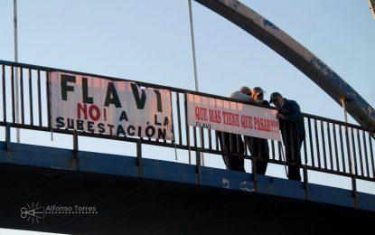 Flavi puso ayer varias pancartas en contra de la subestacion eléctrica y denunciando la situación de La Línea