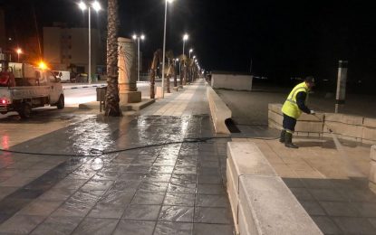 Acometida la limpieza nocturna del paseo marítimo de Levante