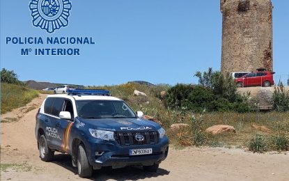 Agentes de la Policía Nacional han auxiliado esta mañana en La Línea de la Concepción a un hombre que sufrió un desvanecimiento en la playa