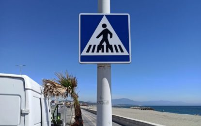 Mantenimiento Urbano comienza la reposición de señales de tráfico en el paseo marítimo de Levante