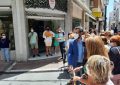 El alcalde inaugura la dotación de toldos de croché en la calle de las Flores