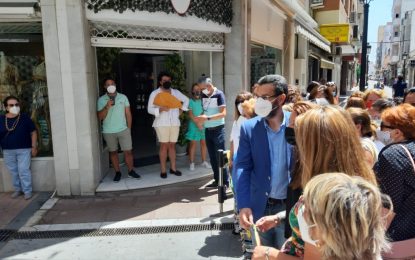 El alcalde inaugura la dotación de toldos de croché en la calle de las Flores
