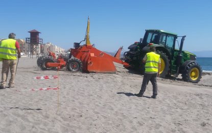 Costas inicia los trabajos de perfilado y nivelación de la playa de levante