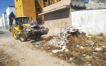 Mantenimiento Urbano retira vertidos incontrolados de escombros en distintas barriadas de la ciudad