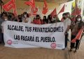 UGT protesta en la puerta del Ayuntamiento por las privatizaciones de Juan Franco