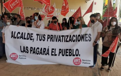 UGT protesta en la puerta del Ayuntamiento por las privatizaciones de Juan Franco