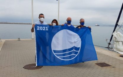 El alcalde de La Línea asiste al  izado de la décima Bandera Azul en el  puerto deportivo Alcaidesa Marina
