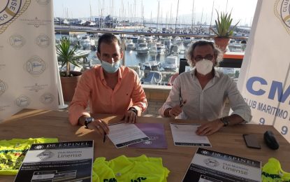 El Doctor Antonio Espinel cede camisetas para el voluntariado del Club Marítimo Linense y firma un importante convenio con el club