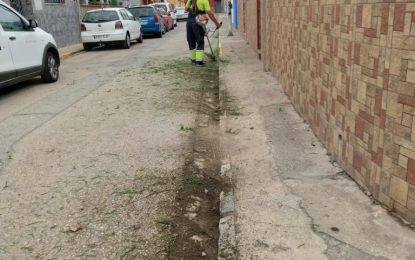 Limpieza realiza trabajos de cortes de malas hierbas en San Bernardo y el polígono Manuel de Falla