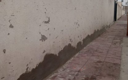 Mantenimiento Urbano acomete el pintado del muro del colegio Santiago