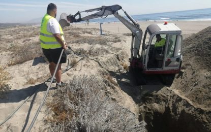 Playas y Mantenimiento Urbano sustituyen tuberías de saneamiento para posibilidad el suministro de agua a las duchas del litoral