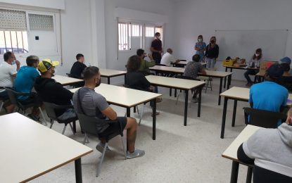 Iniciados unos cursos de formación básica en seguridad para pescadores en unas aulas cedidas por el Ayuntamiento en La Atunara