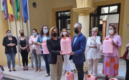 La plaza de la Constitución tendrá un contenedor rosa de reciclaje de vidrio para la lucha contra el cáncer de mama