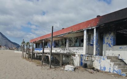 Costas devuelve a su estado natural la Playa de Levante, en La Línea, con la demolición del antiguo Restaurante La Marina