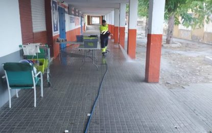 Los trabajos de Limpieza con agua a presión se han desarrollado en la zona centro y en la barriada de Los Junquillos