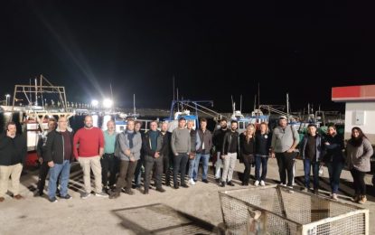 Una comisión de pescadores y armadores de Ibiza y Formentera visita la barriada de La Atunara